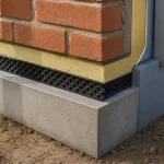 Voorkom koudebruggen en vocht aan de gevelvoet met een geïsoleerde betonnen kantplank